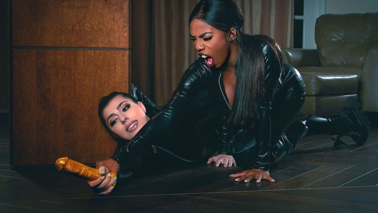 Lesbian Scissoring & Pussy Eating Outdoor Scene